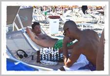 Gioco a scacchi in spiaggia